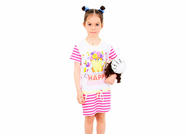 Детское розовое платье с надписью «Happy»